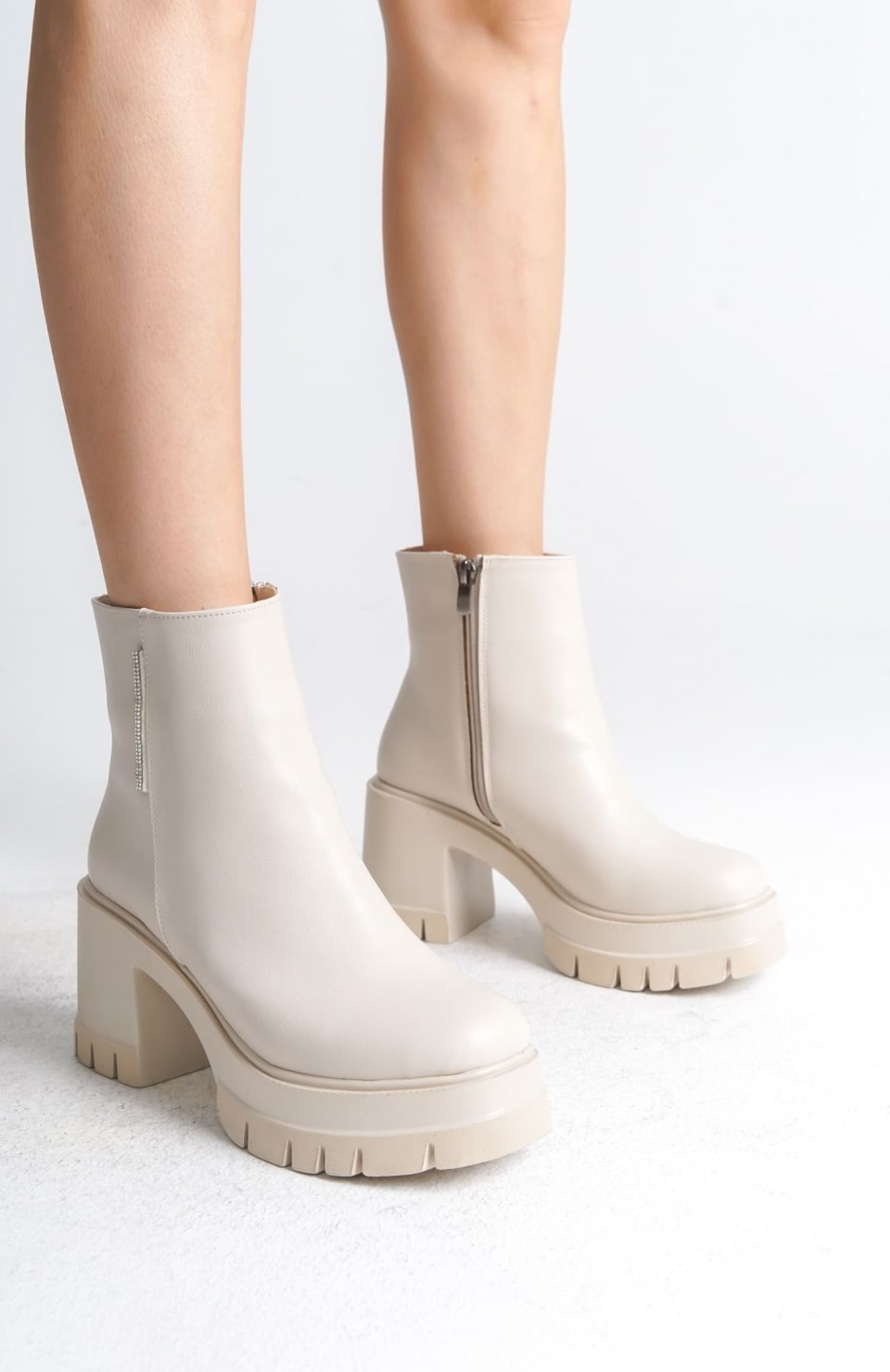 LISSE Fermuarlı Ortopedik Taban Kalın Topuklu Kadın Bot CKT - Krem Somersan Giyim | Kadın, Erkek ve Çocuk Moda