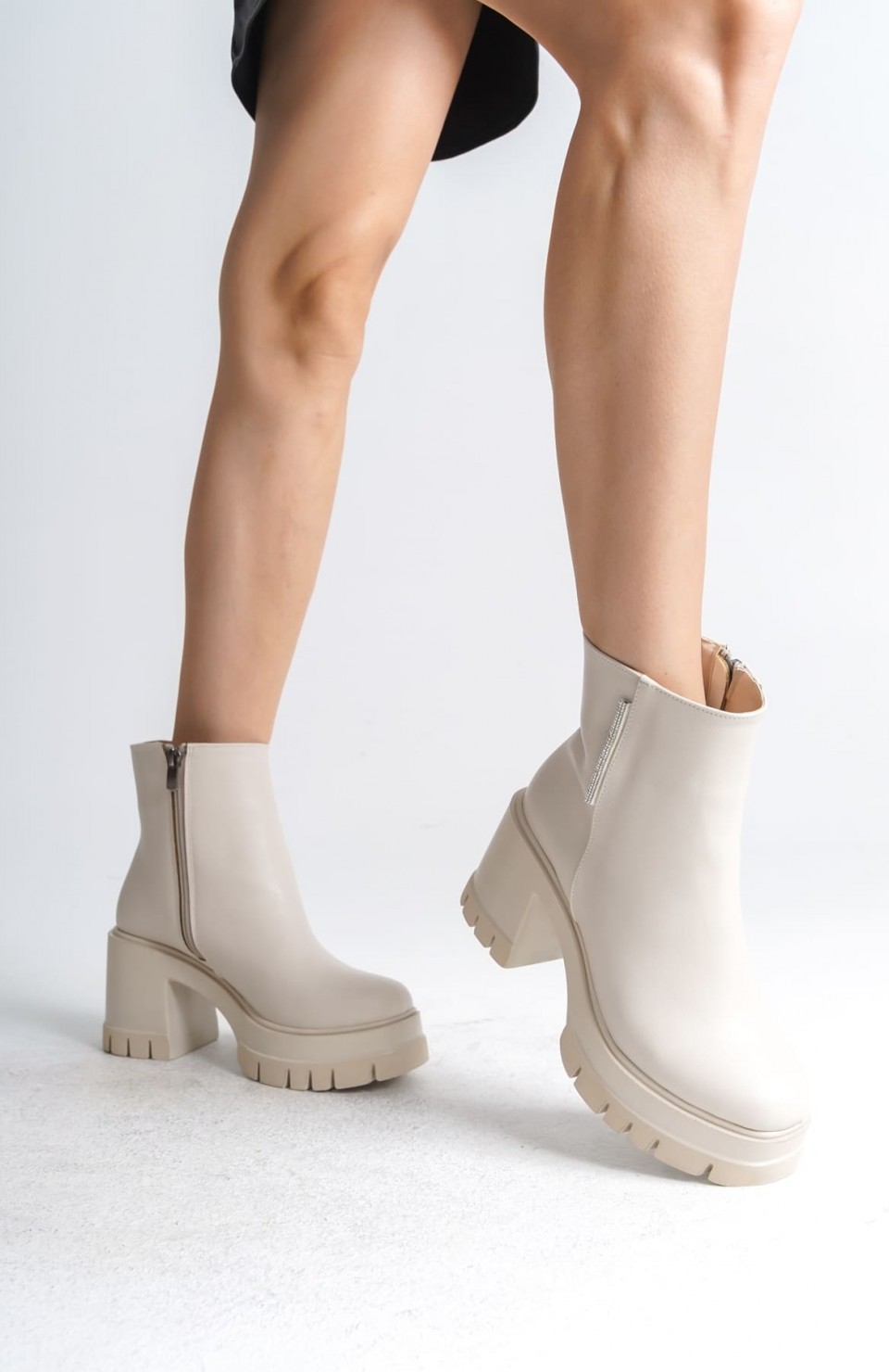LISSE Fermuarlı Ortopedik Taban Kalın Topuklu Kadın Bot CKT - Krem Somersan Giyim | Kadın, Erkek ve Çocuk Moda
