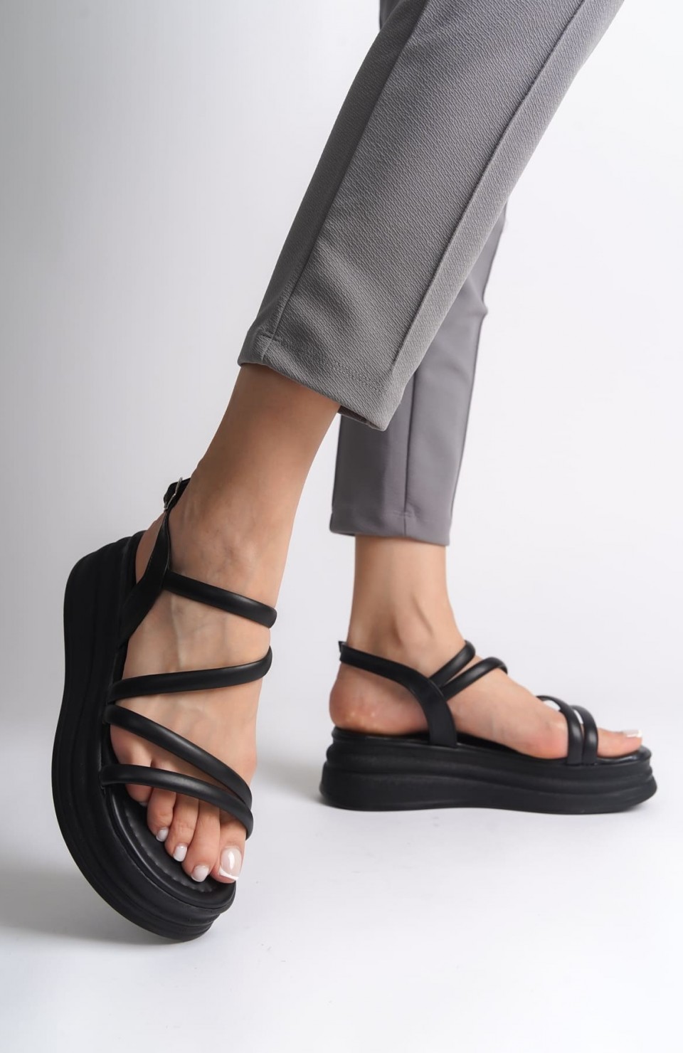 NATALIE İnce Tokalı Şerit Detaylı Ortopedik Taban Kadın Sandalet  CST - Siyah Somersan Giyim | Kadın, Erkek ve Çocuk Moda