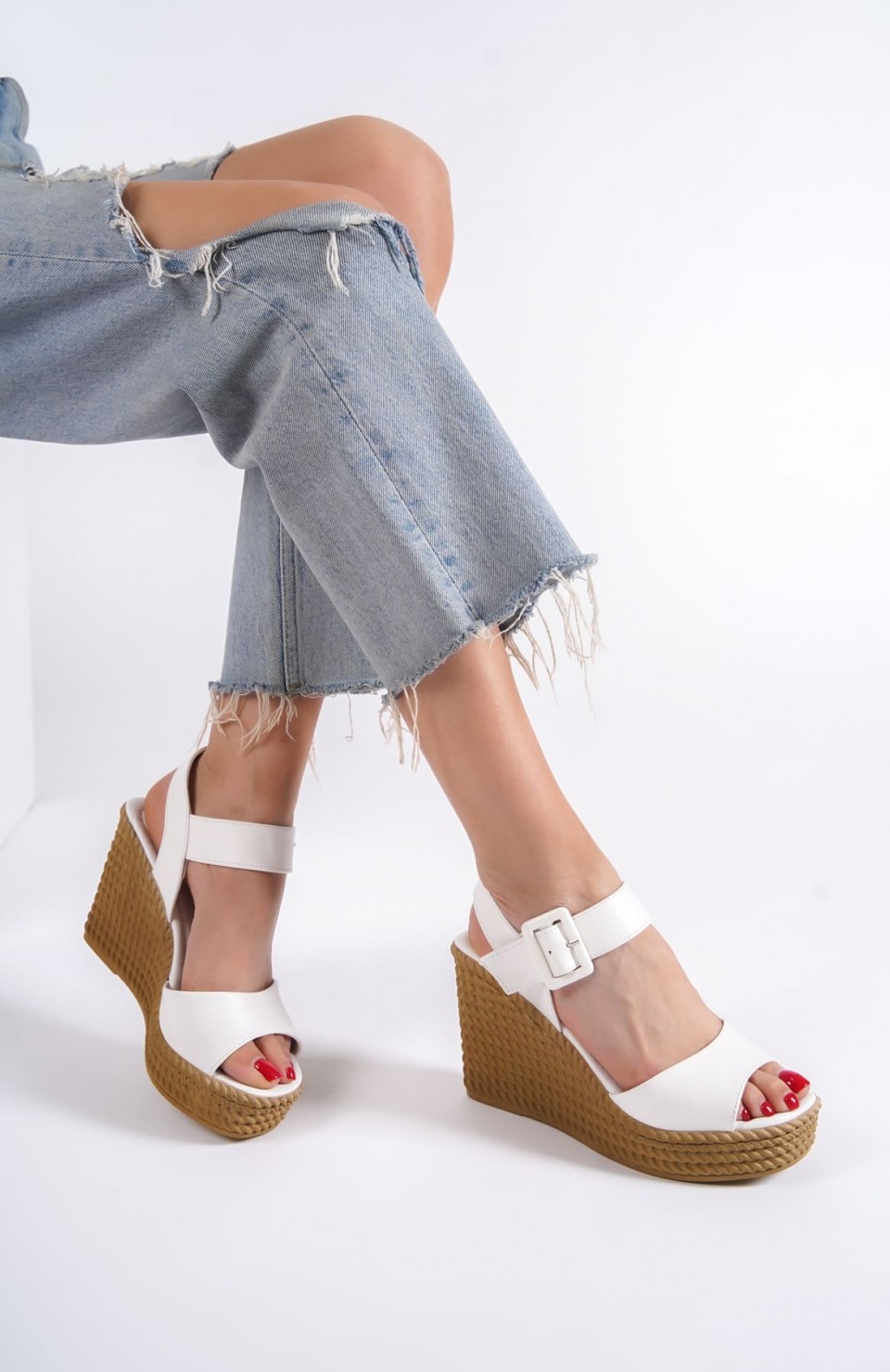 PERLA Tokalı Lastikli Dolgu Topuklu Ortopedik Taban Hasır Görünümlü Kadın Sandalet CKT - Beyaz Somersan Giyim | Kadın, Erkek ve Çocuk Moda