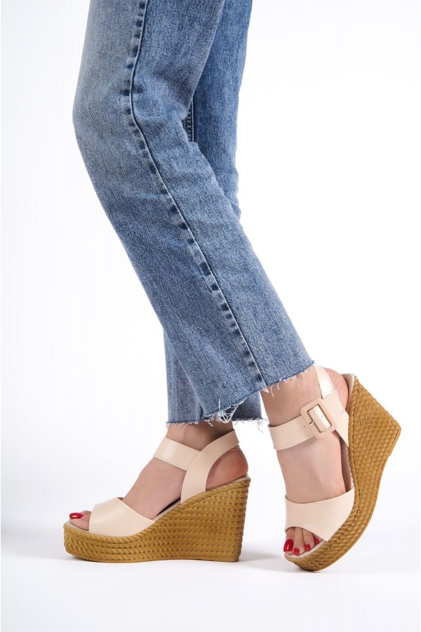 PERLA Tokalı Lastikli Dolgu Topuklu Ortopedik Taban Hasır Görünümlü Kadın Sandalet CKT - Ten