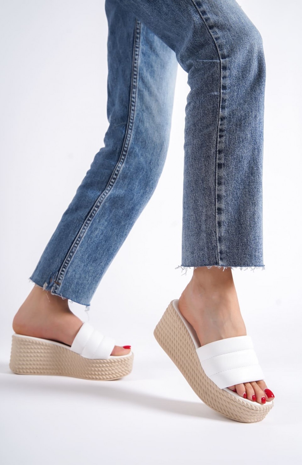 REINA Dolgu Topuklu Ortopedik Taban Hasır Görünümlü Kadın Terlik CKT - Beyaz Somersan Giyim | Kadın, Erkek ve Çocuk Moda