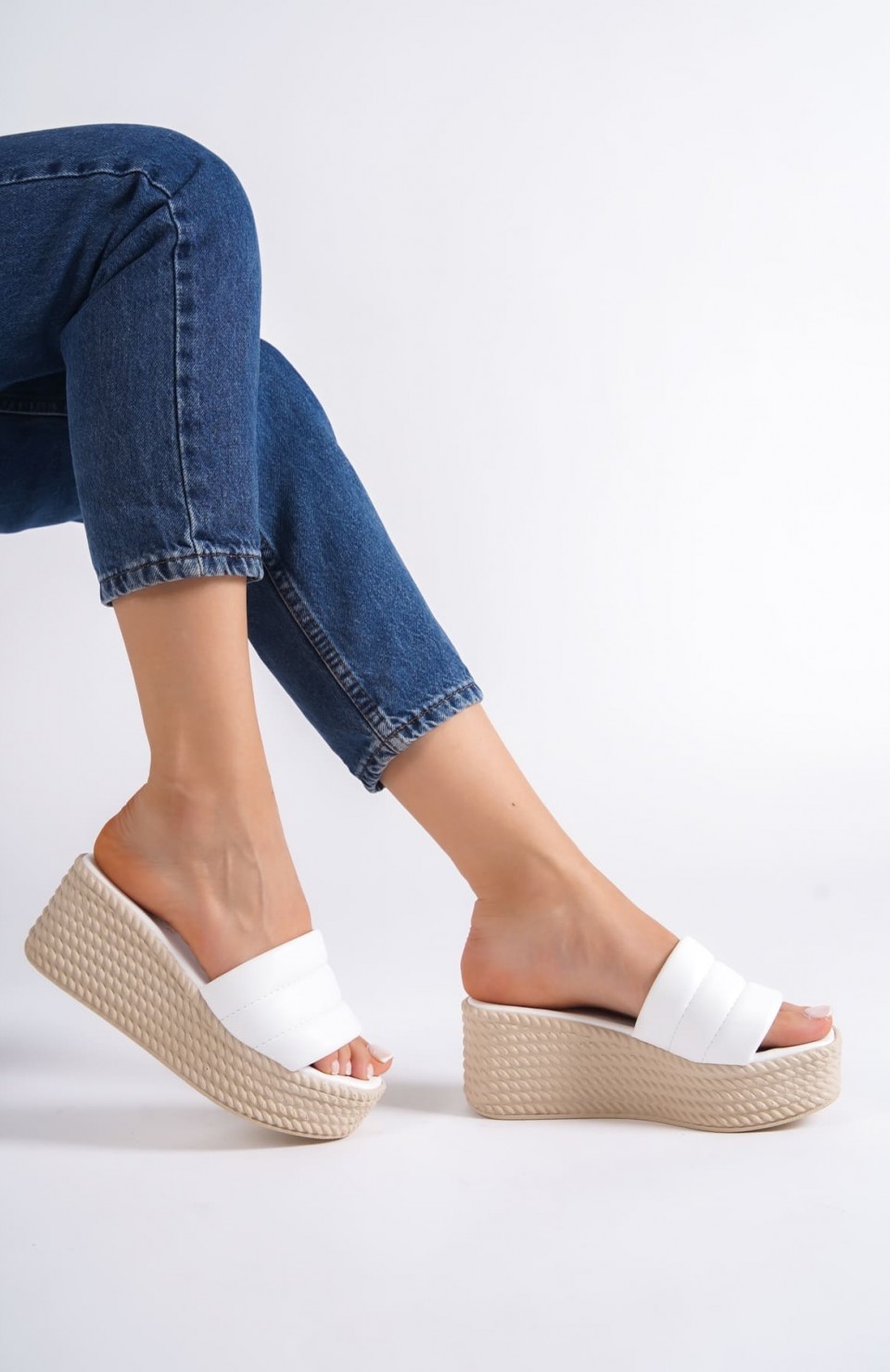 REINA Dolgu Topuklu Ortopedik Taban Hasır Görünümlü Kadın Terlik CKT - Beyaz Somersan Giyim | Kadın, Erkek ve Çocuk Moda