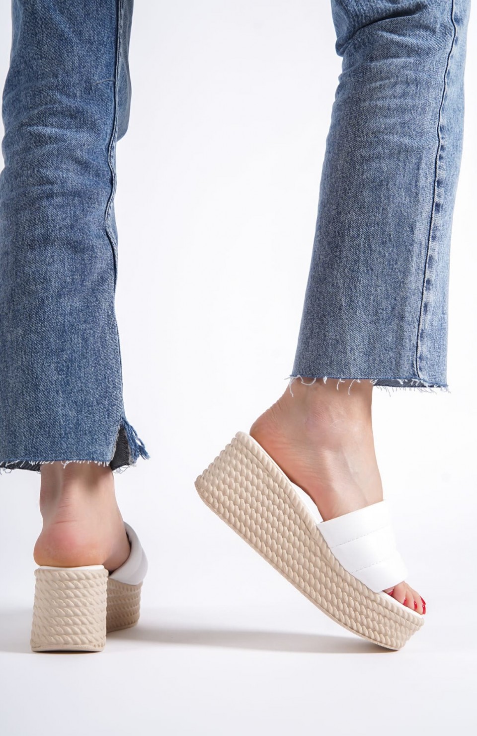 REINA Dolgu Topuklu Ortopedik Taban Hasır Görünümlü Kadın Terlik CKT - Beyaz Somersan Giyim | Kadın, Erkek ve Çocuk Moda