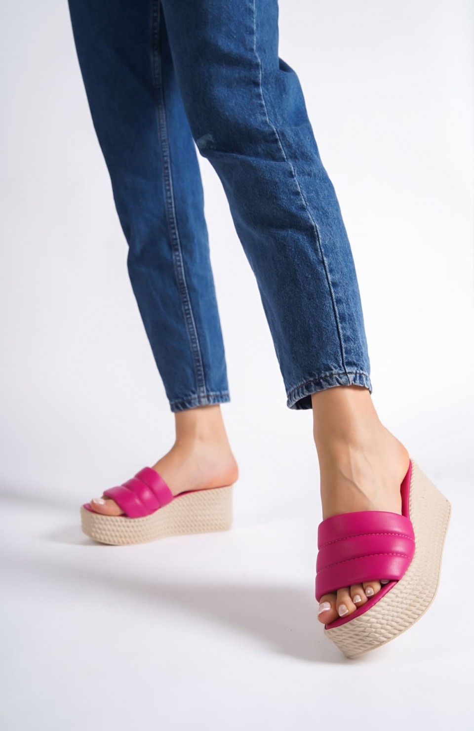 REINA Dolgu Topuklu Ortopedik Taban Hasır Görünümlü Kadın Terlik CKT - Fuşya Somersan Giyim | Kadın, Erkek ve Çocuk Moda