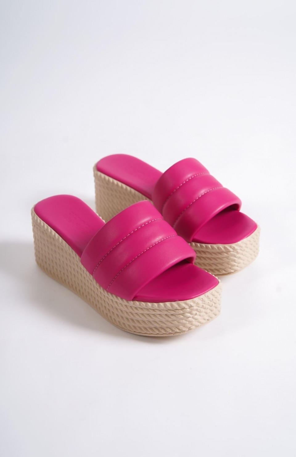 REINA Dolgu Topuklu Ortopedik Taban Hasır Görünümlü Kadın Terlik CKT - Fuşya Somersan Giyim | Kadın, Erkek ve Çocuk Moda