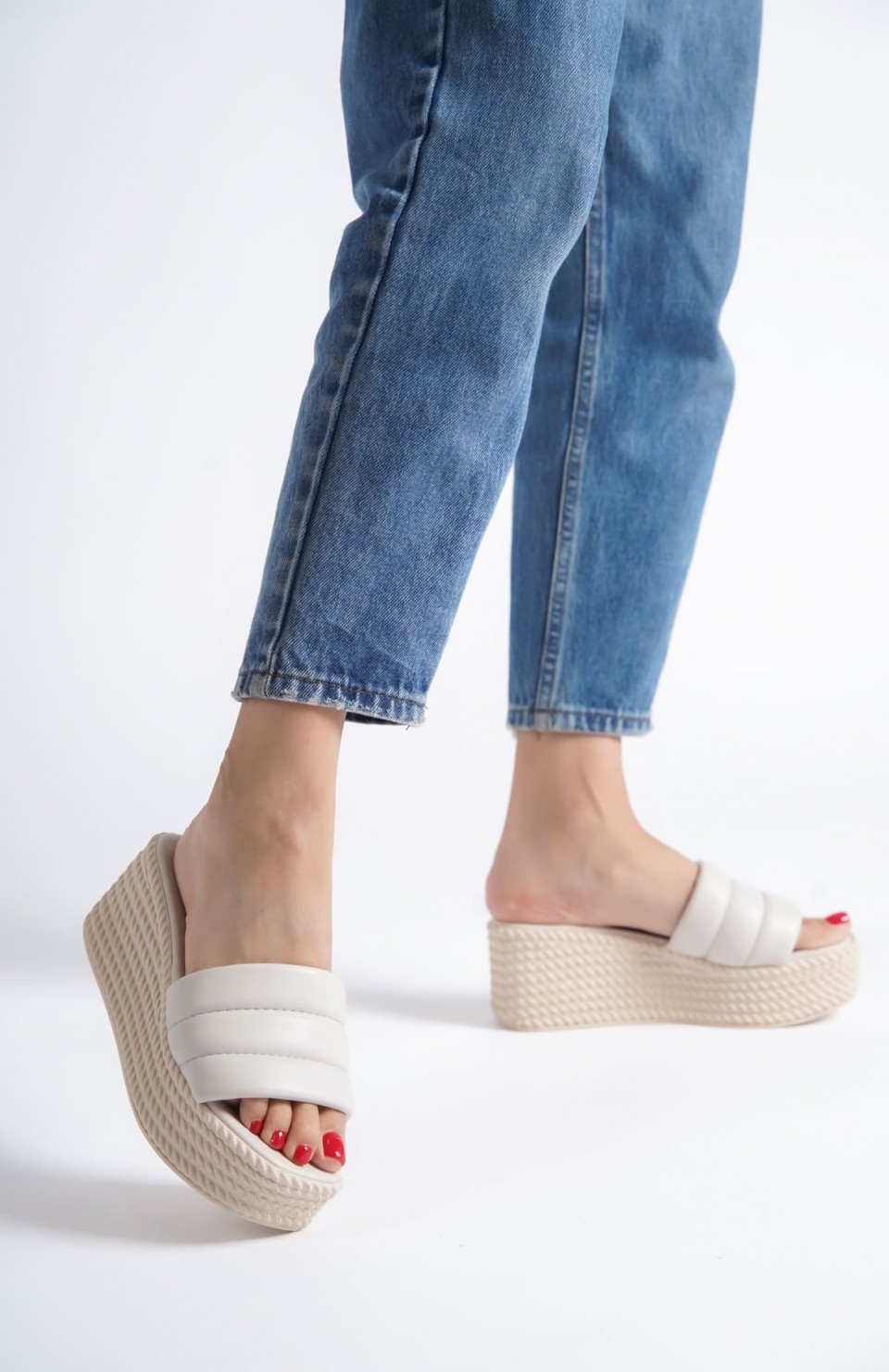 REINA Dolgu Topuklu Ortopedik Taban Hasır Görünümlü Kadın Terlik CKT - Krem Somersan Giyim | Kadın, Erkek ve Çocuk Moda