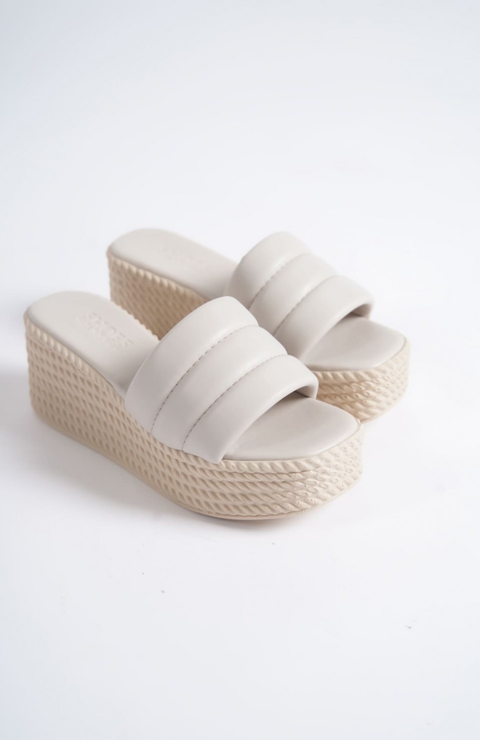 REINA Dolgu Topuklu Ortopedik Taban Hasır Görünümlü Kadın Terlik CKT - Krem Somersan Giyim | Kadın, Erkek ve Çocuk Moda