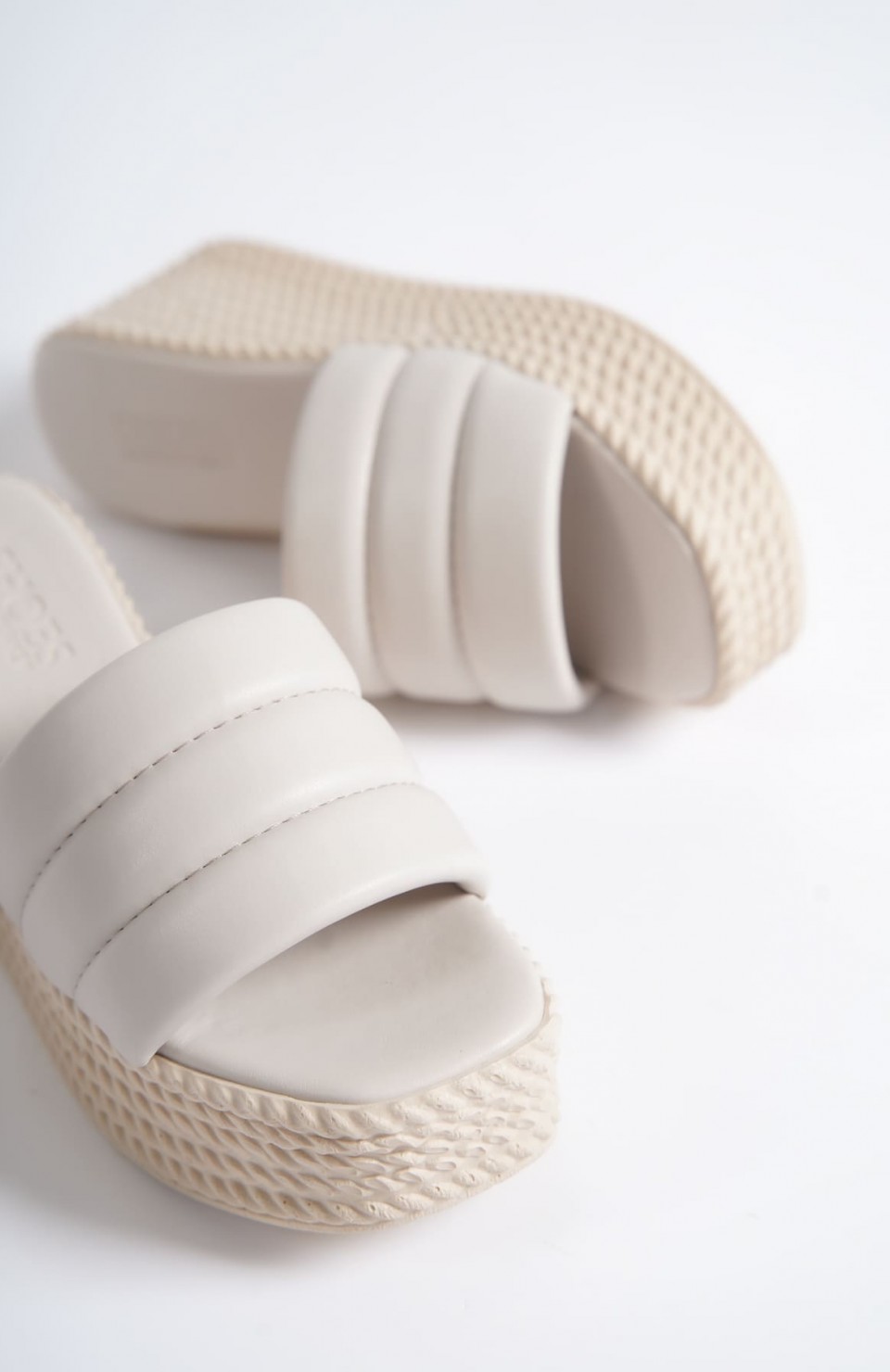 REINA Dolgu Topuklu Ortopedik Taban Hasır Görünümlü Kadın Terlik CKT - Krem Somersan Giyim | Kadın, Erkek ve Çocuk Moda