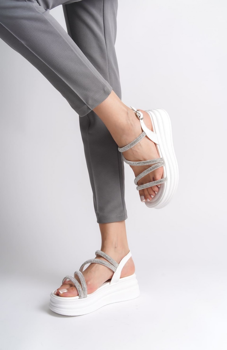 RILEY İnce Tokalı Taşlı Şeritli Ortopedik Taban Kadın Sandalet CBT - Beyaz Somersan Giyim | Kadın, Erkek ve Çocuk Moda