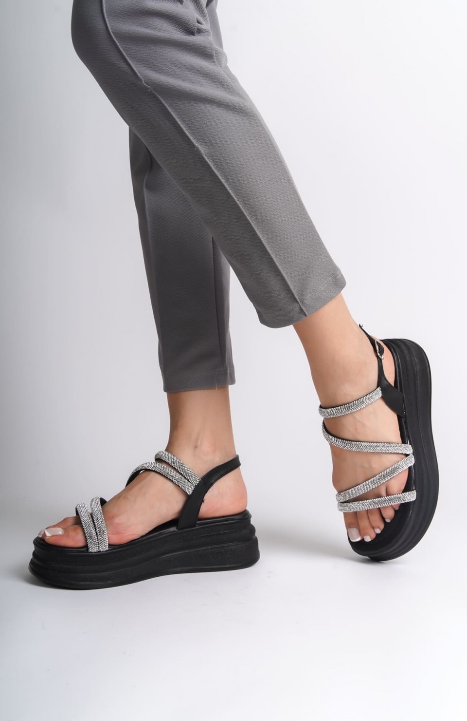 RILEY İnce Tokalı Taşlı Şeritli Ortopedik Taban Kadın Sandalet  CST - Siyah Somersan Giyim | Kadın, Erkek ve Çocuk Moda