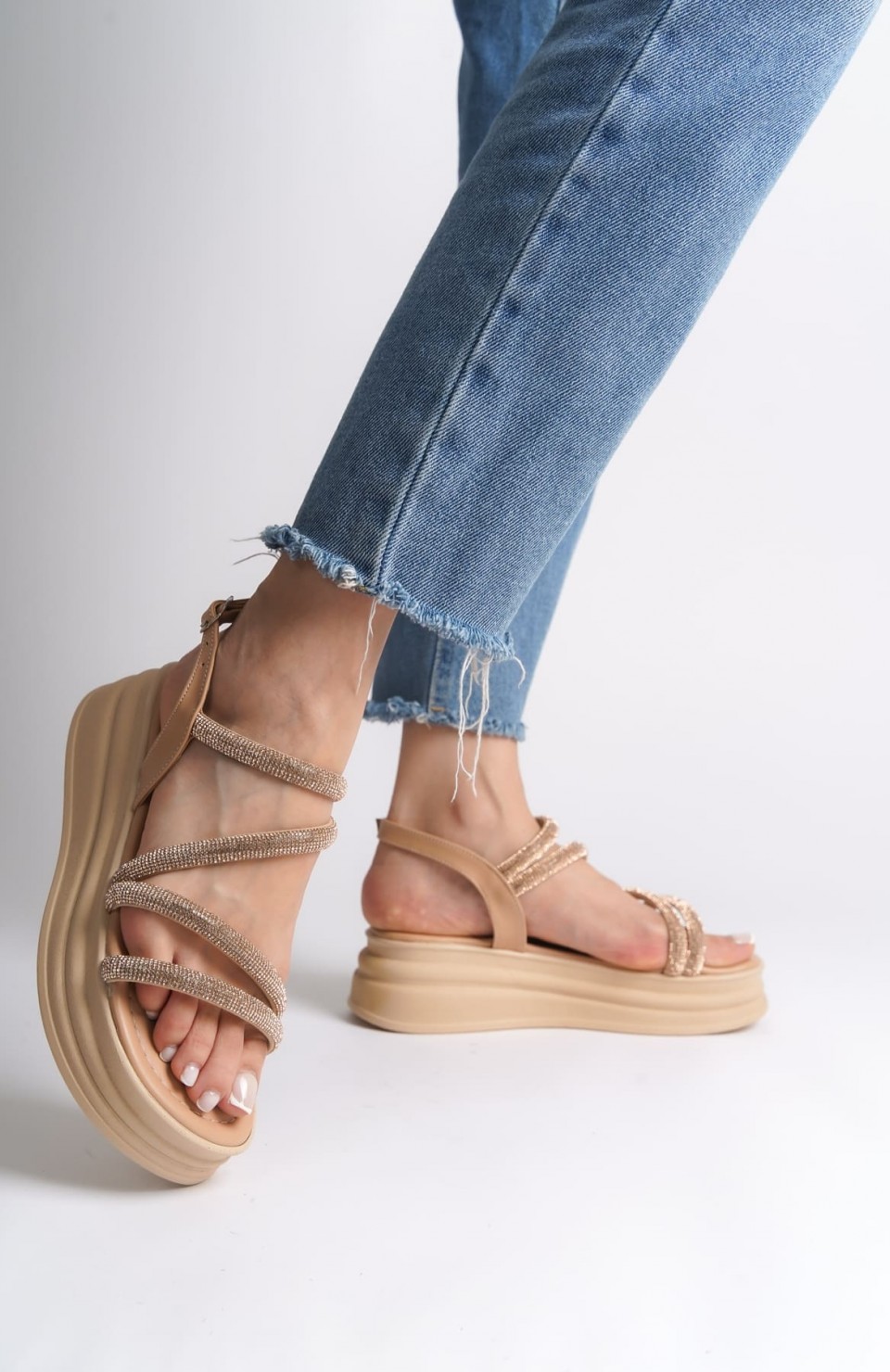 RILEY İnce Tokalı Taşlı Şeritli Ortopedik Taban Kadın Sandalet CTT - Ten Somersan Giyim | Kadın, Erkek ve Çocuk Moda