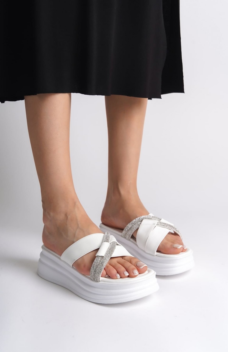 RUBY Düz Topuklu Taşlı Çapraz Şeritli Kalın ve Ortopedik Taban Kadın Terlik  CBT - Beyaz Somersan Giyim | Kadın, Erkek ve Çocuk Moda