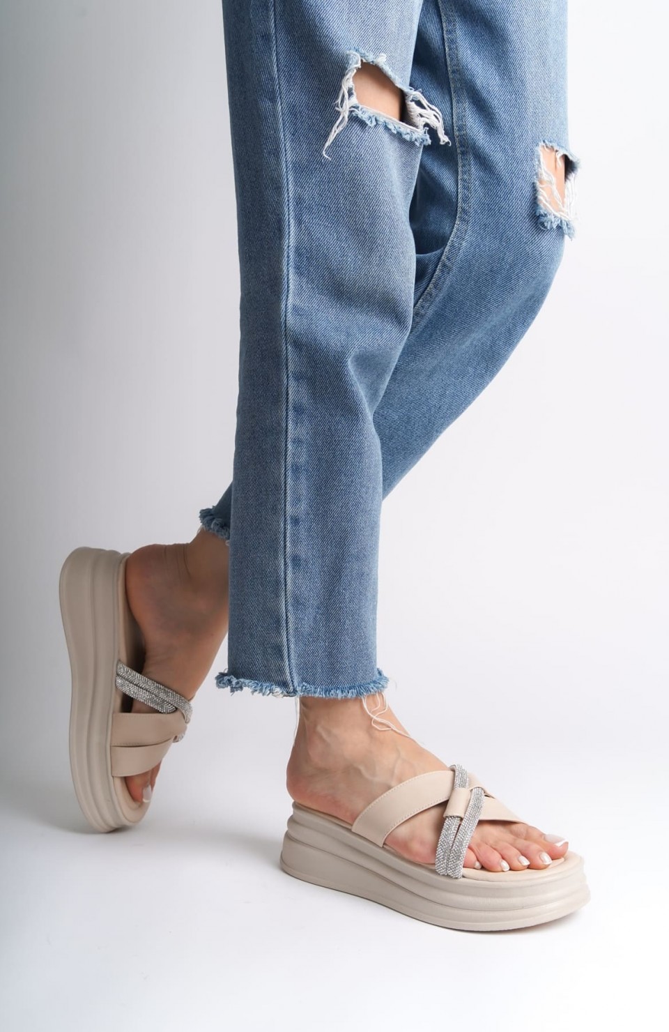 RUBY Düz Topuklu Taşlı Çapraz Şeritli Kalın ve Ortopedik Taban Kadın Terlik  CKT - Krem Somersan Giyim | Kadın, Erkek ve Çocuk Moda