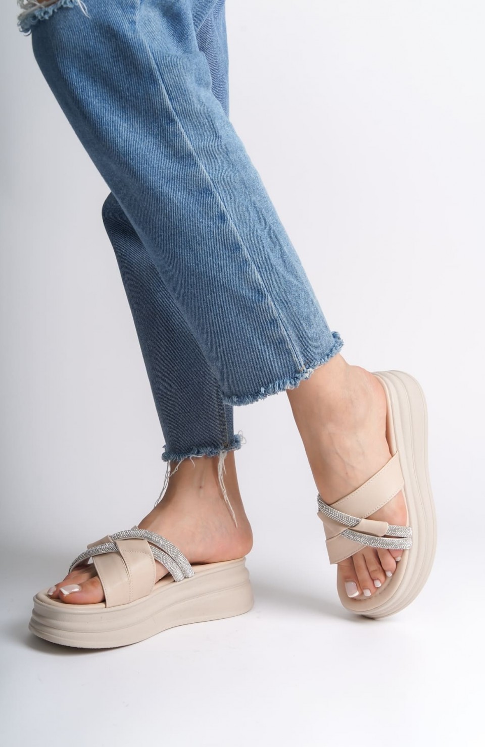 RUBY Düz Topuklu Taşlı Çapraz Şeritli Kalın ve Ortopedik Taban Kadın Terlik  CKT - Krem Somersan Giyim | Kadın, Erkek ve Çocuk Moda