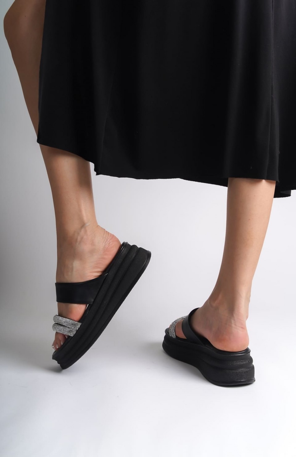 SARAH Düz Topuklu Taşlı Şeritli Kalın ve Ortopedik Taban Kadın Terlik CST - Siyah Somersan Giyim | Kadın, Erkek ve Çocuk Moda