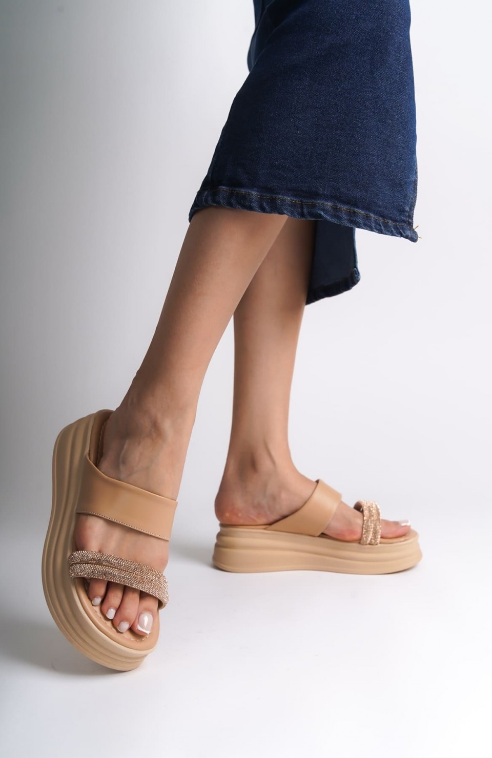 SARAH Düz Topuklu Taşlı Şeritli Kalın ve Ortopedik Taban Kadın Terlik CTT - Ten Somersan Giyim | Kadın, Erkek ve Çocuk Moda