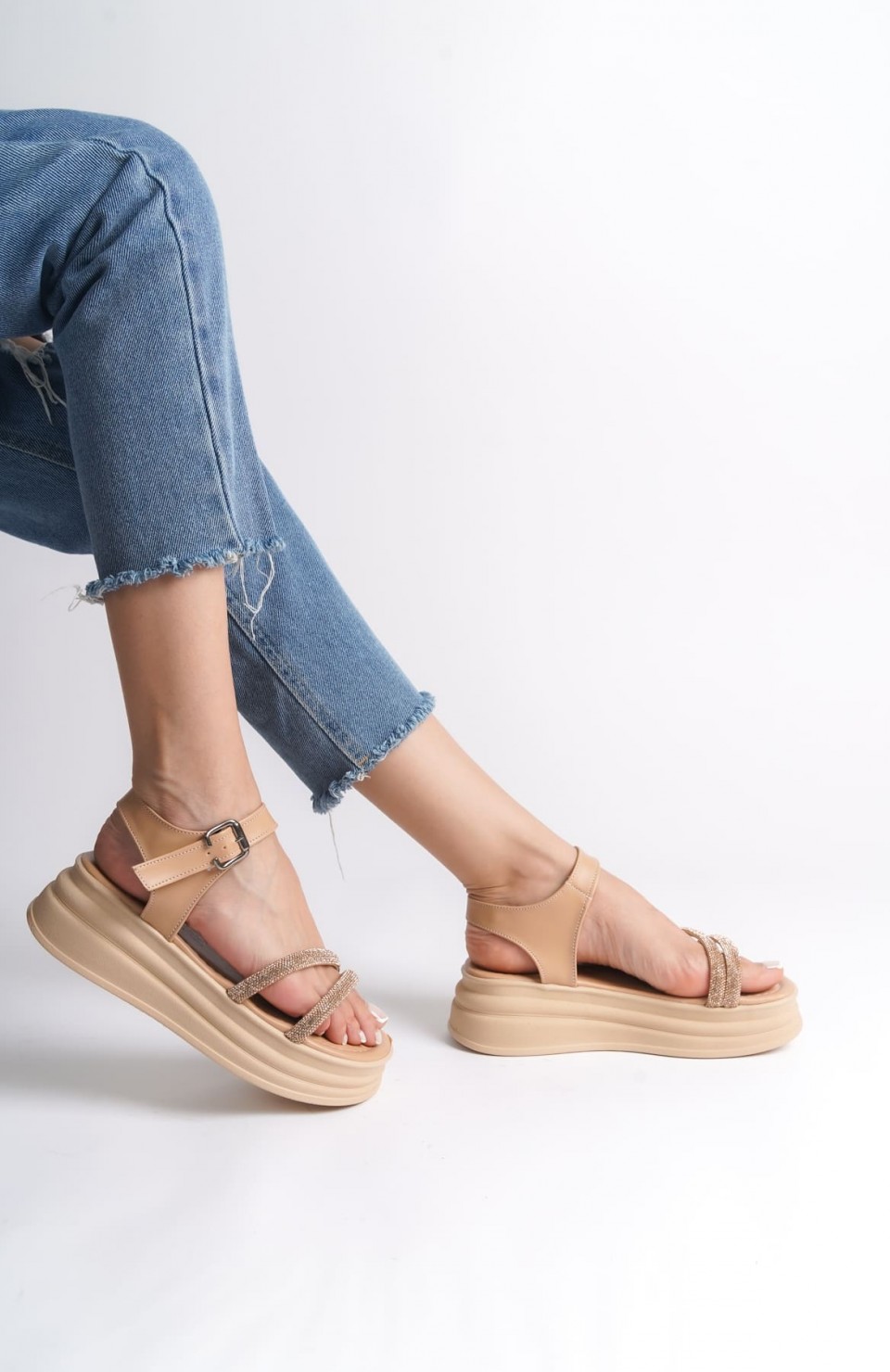 ZLOHE Kalın Tokalı Taşlı Şeritli Ortopedik Taban Kadın Sandalet CTT - Ten Somersan Giyim | Kadın, Erkek ve Çocuk Moda