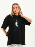 Kadın Oversize Tişört - Sırt Baskılı "Survivor Penguin" Temalı Felsefi Yazılı - Siyah