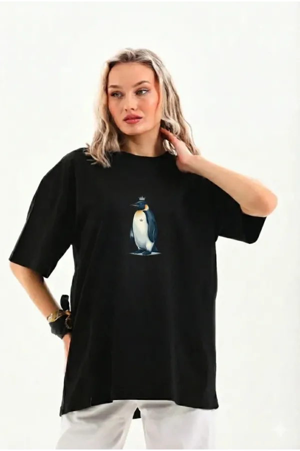 Kadın Oversize Tişört - Sırt Baskılı "Survivor Penguin" Temalı Felsefi Yazılı - Siyah