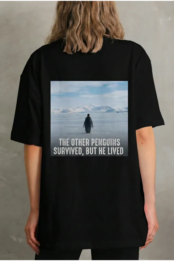 Kadın Oversize Tişört - Sırt Baskılı "Survivor Penguin" Temalı Felsefi Yazılı - Siyah