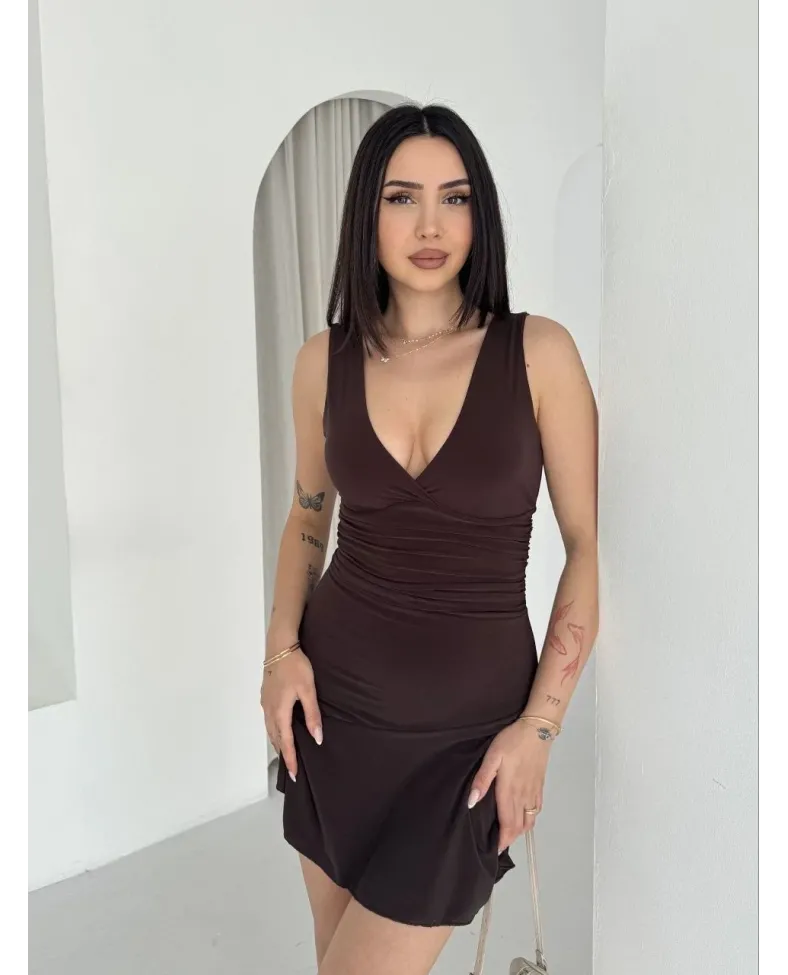 Kadın Derin V Yaka Sırt Dekolteli Mini Elbise Drapeli Şık Kolsuz - Kahverengi