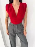 Kadın Vatkalı Kolsuz V Yaka Drapeli Crop Bluz Likralı Fit - Kırmızı