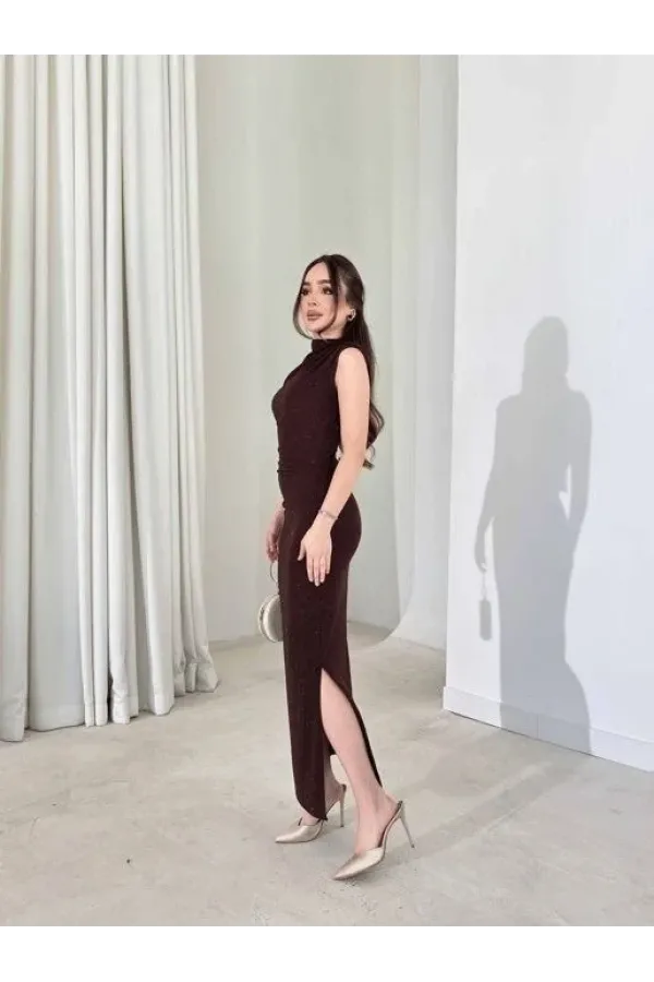 Kadın Likralı Simli Kumaş Yandan Yırtmaçlı Uzun Elbise Şık Kolsuz Abiye - Kahverengi