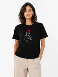 Kadın Kore Parmak Kalp Aşk Temalı Minimal Baskılı Tişört Yazlık Kısa Kol T-Shirt - Siyah