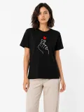 Kadın Kore Parmak Kalp Aşk Temalı Minimal Baskılı Tişört Yazlık Kısa Kol T-Shirt - Siyah