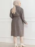 Kadın Kaşe Kaban Uzun Boy Kruvaze Yaka Kuşaklı Tesettür Kaşe Kaban Astarlı Yünlü - Vizon