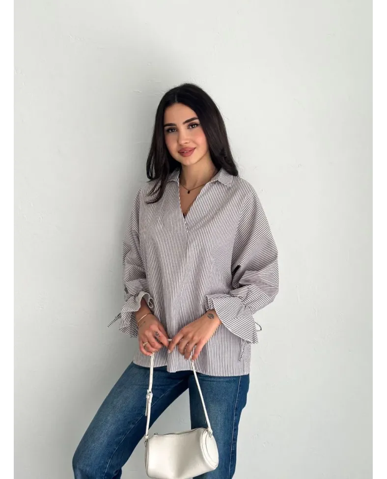 Kadın Arkası Asimetrik Yırtmaç Kesim Detaylı Cizgili Bluz Gömlek - Gri Somersan Giyim | Kadın, Erkek ve Çocuk Moda