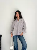 Kadın Arkası Asimetrik Yırtmaç Kesim Detaylı Cizgili Bluz Gömlek - Gri Somersan Giyim | Kadın, Erkek ve Çocuk Moda