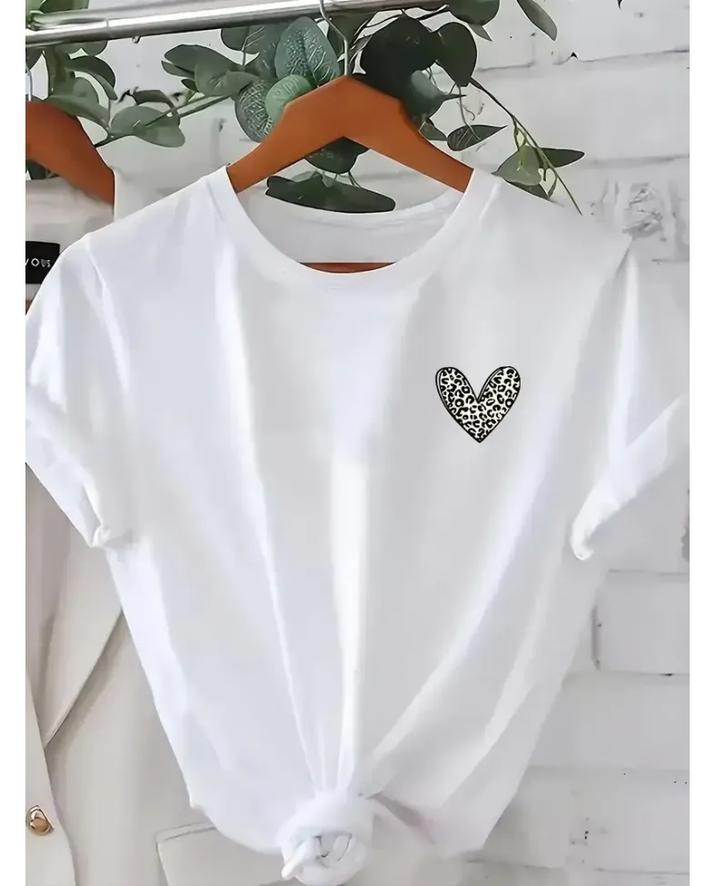 Kadınlar için Leopar Kalp Baskılı Tişört - Büyük Beden Makinede Yıkanabilir - Beyaz