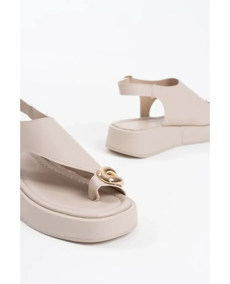 Kadın Bej Cilt Toka Detaylı Sandalet TR17MY03C