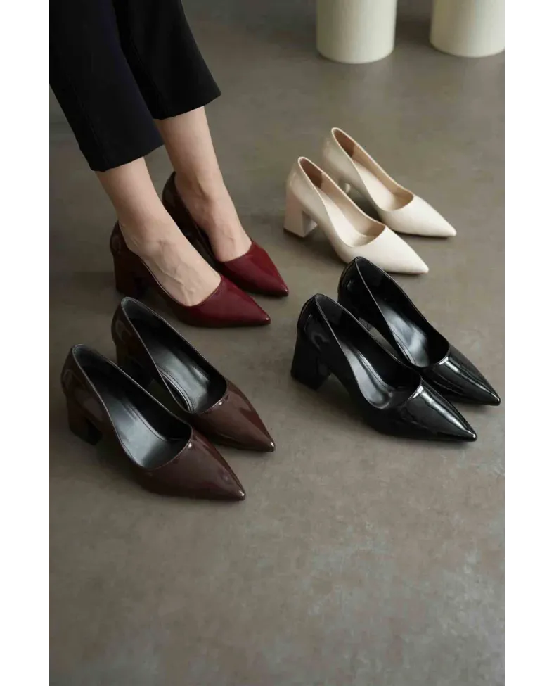 Siyah Rugan Kadın Topuklu Ayakkabı TR08MS16D