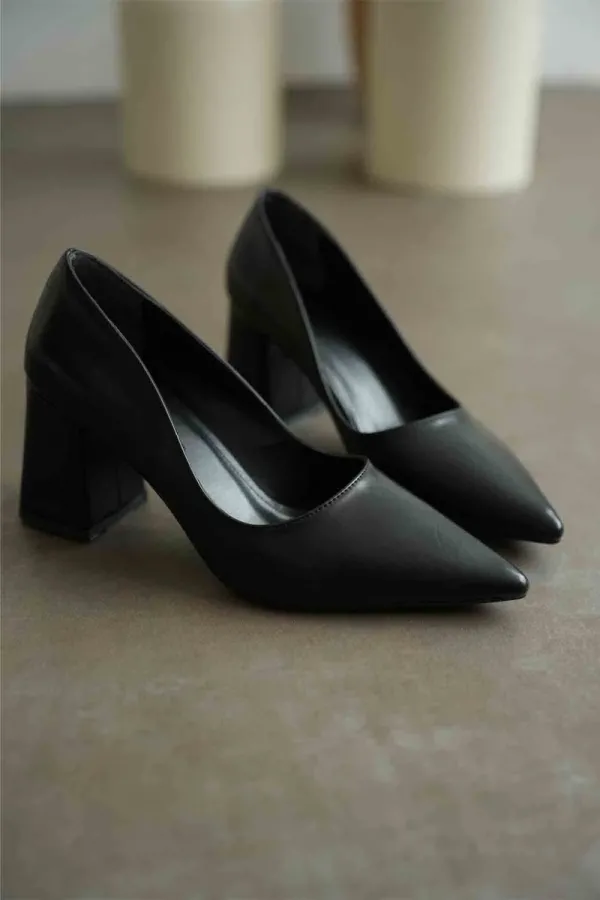 Siyah Cilt Kadın Topuklu Ayakkabı TR08MS16A