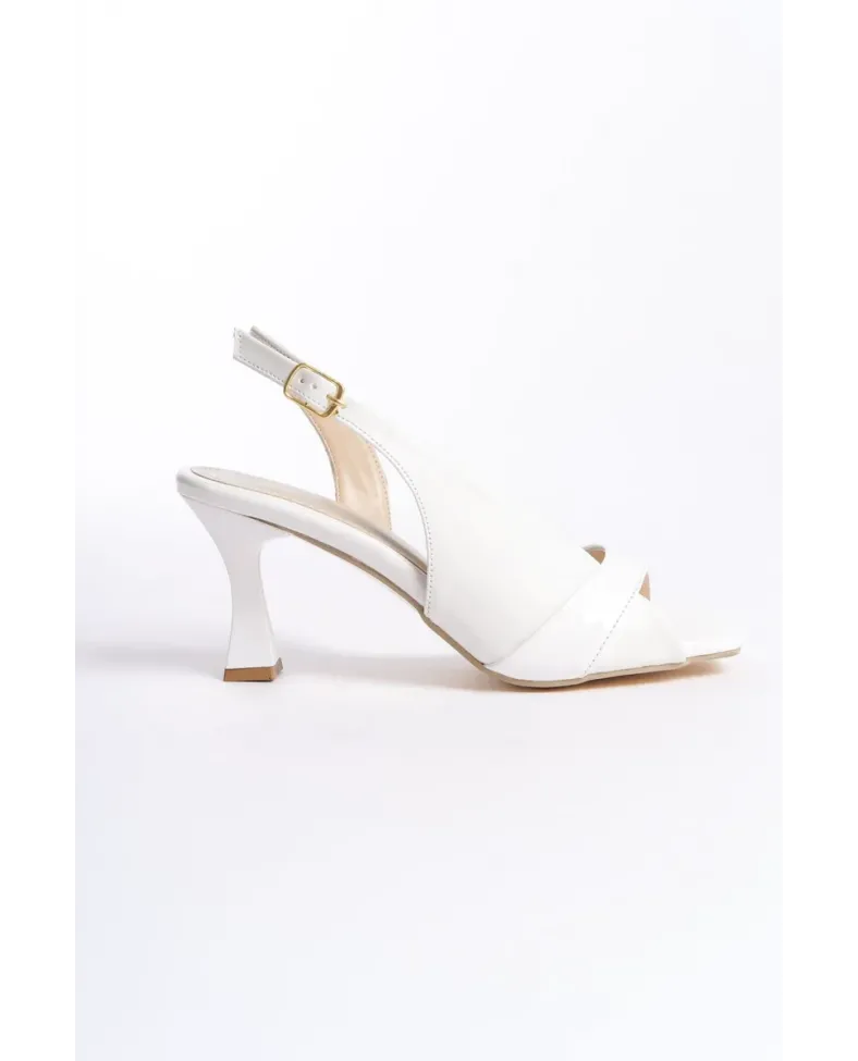 Kadın Beyaz Rugan Detaylı Topuklu Sandalet TR13MY01C