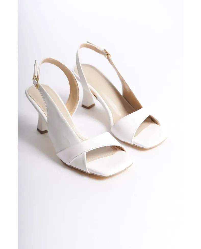 Kadın Beyaz Rugan Detaylı Topuklu Sandalet TR13MY01C