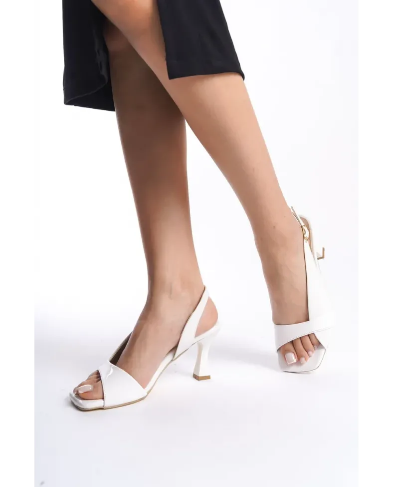 Kadın Beyaz Rugan Detaylı Topuklu Sandalet TR13MY01C