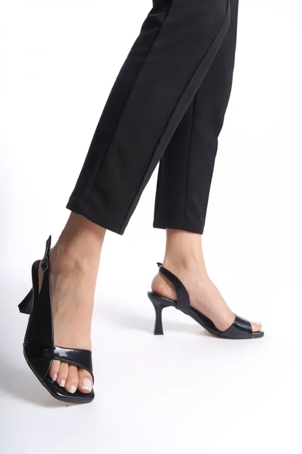 Kadın Siyah Rugan Detaylı Topuklu Sandalet TR13MY01A