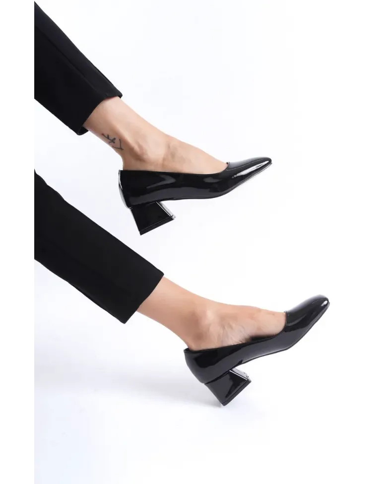 Kadın Siyah Rugan Topuklu Ayakkabı TR08MS23E