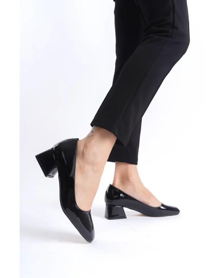 Kadın Siyah Rugan Topuklu Ayakkabı TR08MS23E