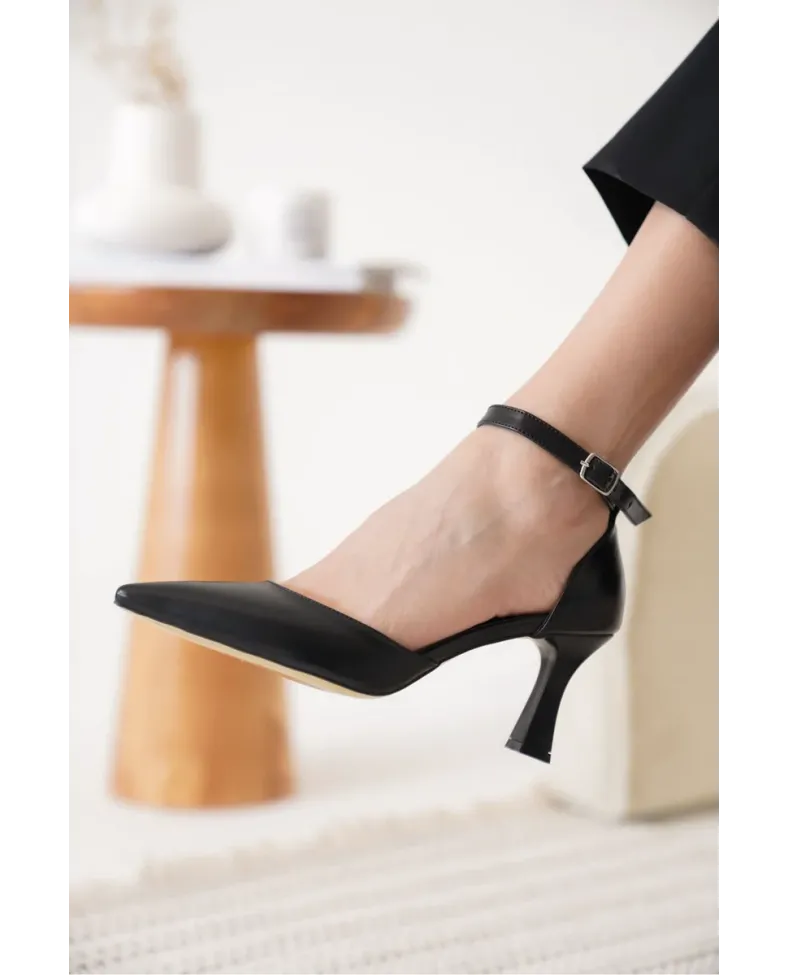 Kadın Siyah Topuklu Ayakkabı TR12MS01A