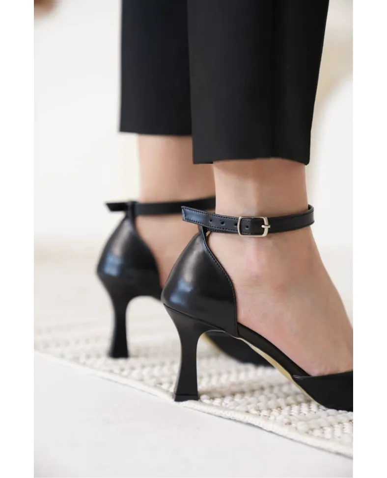 Kadın Siyah Topuklu Ayakkabı TR12MS01A