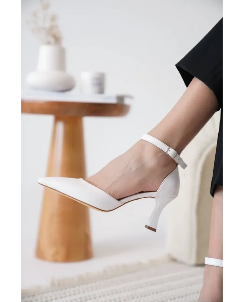 Kadın Beyaz Topuklu Ayakkabı TR12MS01B