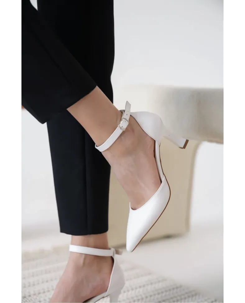 Kadın Beyaz Topuklu Ayakkabı TR12MS01B