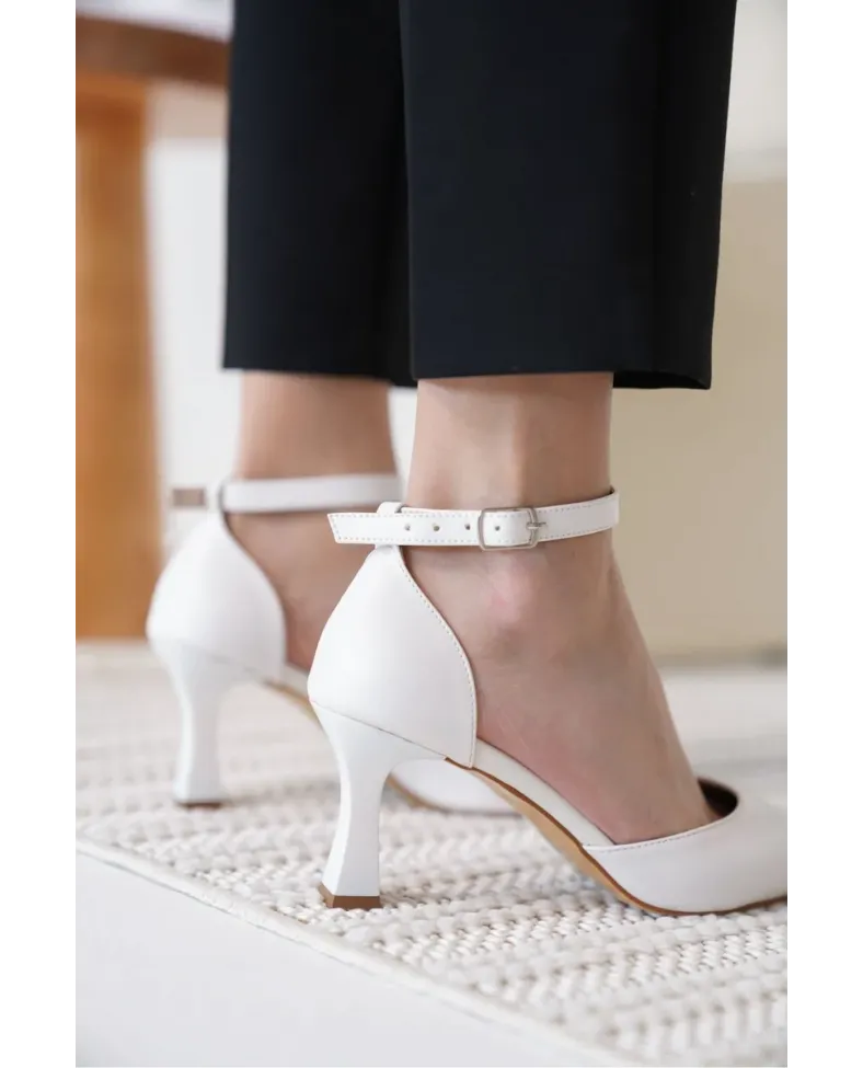 Kadın Beyaz Topuklu Ayakkabı TR12MS01B