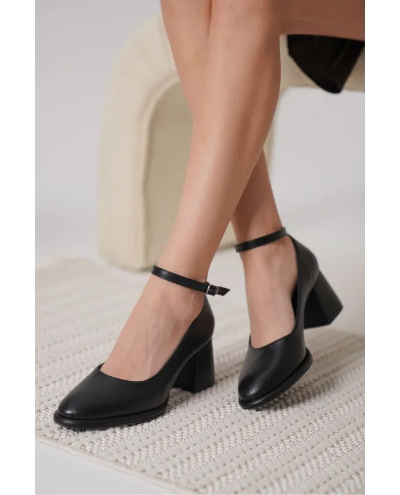 Kadın Mat Siyah Topuklu Ayakkabı TR18MS06A