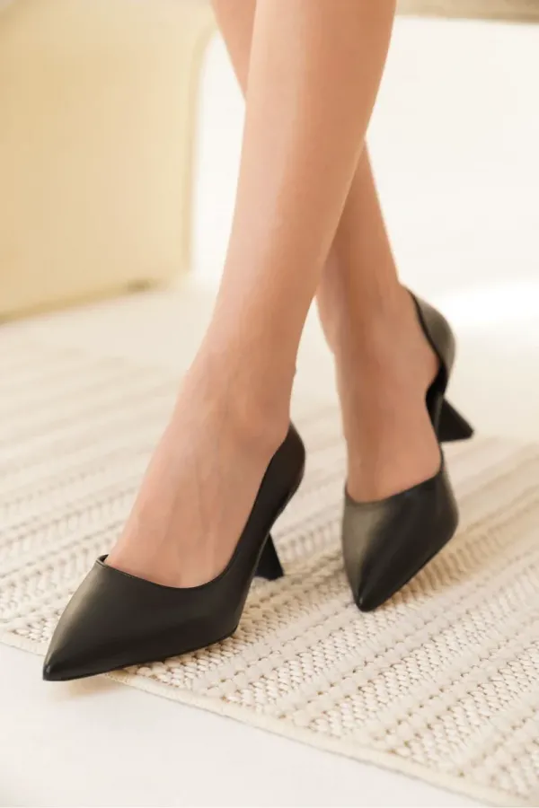 Kadın Mat Siyah Topuklu Ayakkabı TR08MS44A